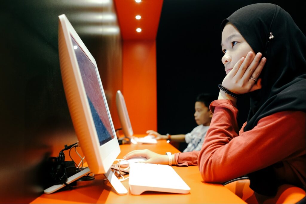 santri menggunakan komputer untuk digitalisasi pesantren