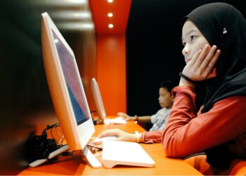 santri menggunakan komputer untuk aplikasi pesantren