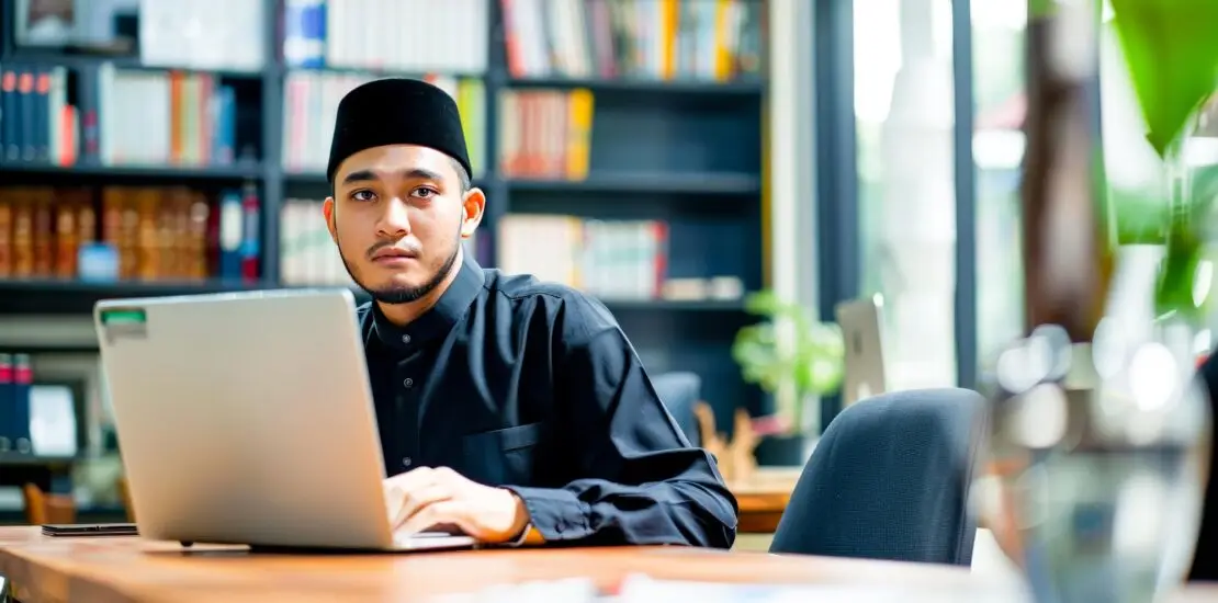 admin pesantren sedang mengerjakan psb pesantren di laptop
